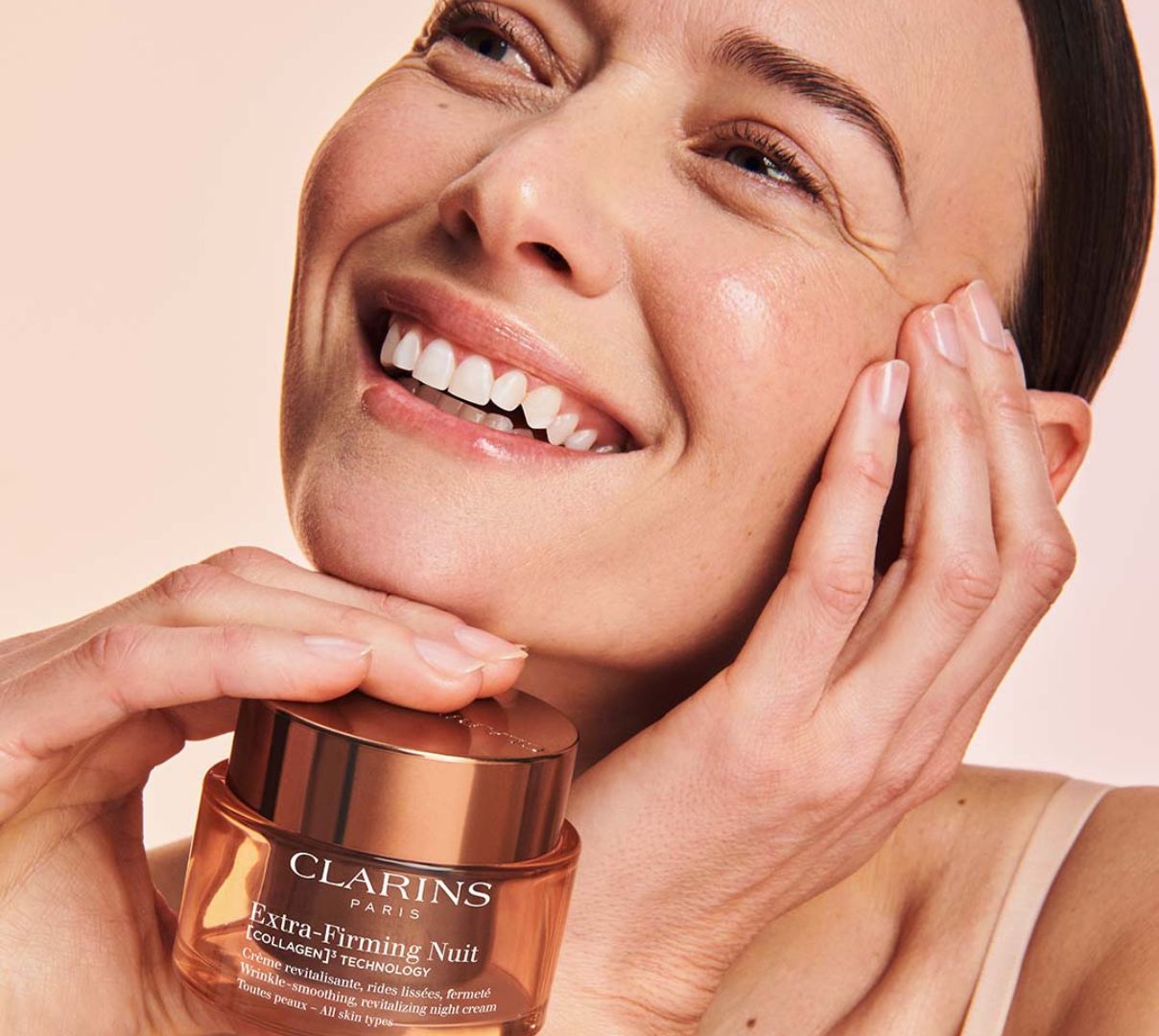 Kvinde med Clarins produkt i hånden
